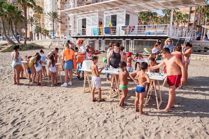 Taller infantil sobre la limpieza en las playas.