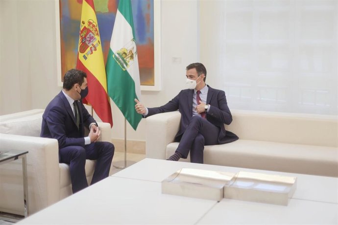 Archivo - El presidente del Gobierno, Pedro Sánchez (d), durante su reunión con el presidente de la Junta de Andalucía, Juan Manuel Moreno Bonilla, en el Palacio de la Moncloa, a 17 de junio de 2021.