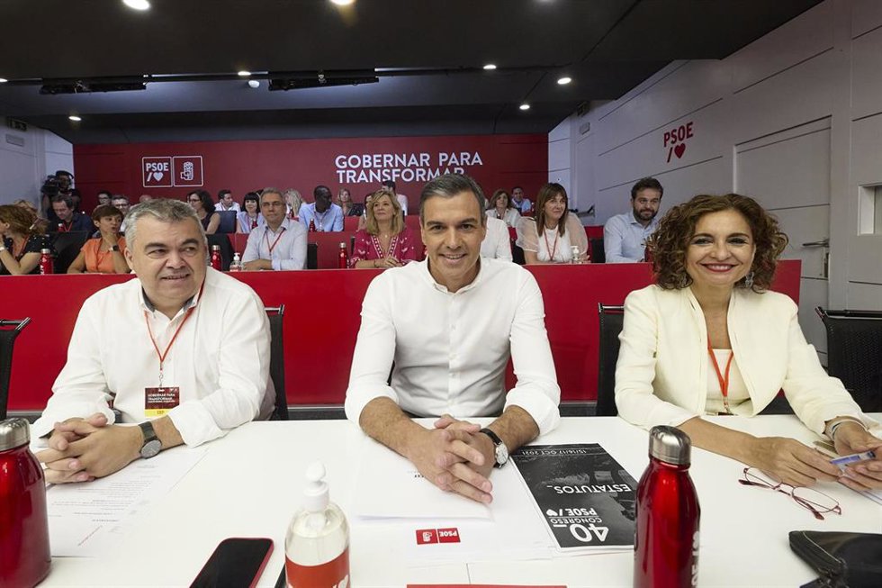 (I-D) El secretario de Organización del partido socialista, Santos Cerdán; el presidente del Gobierno, Pedro Sánchez; y la ministra de Hacienda y Función Pública, María Jesús Montero; durante un Comité Federal del PSOE en la sede del partido, a 23 de ju