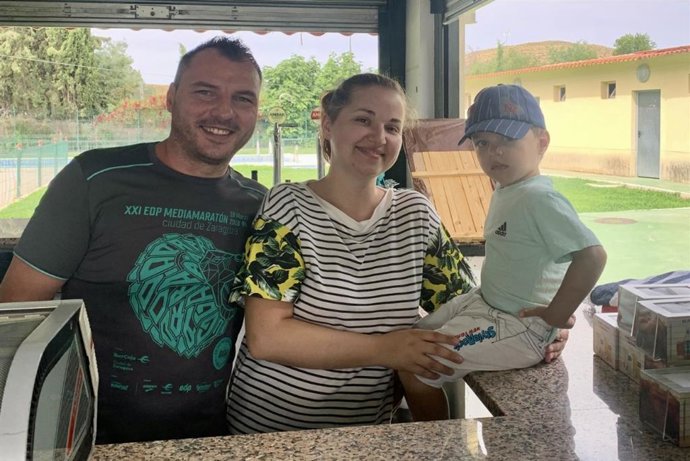 Nico, Bianca y Lucas, en el bar de la piscina muncipal de Samper del Salz.