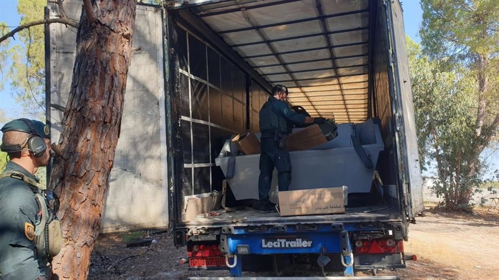 Agentes cargarn una de las embarcaciones intervenidas en la operación contra el narcotráfico.