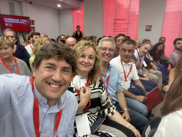 El secretario general del PSE-EE, Eneko Andueza, con el resto de representantes socialistas de Euskadi, en la reunión del comité federal del PSOE en Madrid