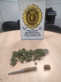 Policía de Valladolid denuncia a tres jóvenes por tenencia de drogas y arma blanca