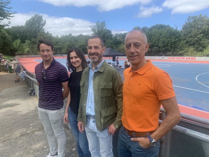 El alcalde de Siero, Ángel García, visita la finalización de las obras de renovación de la pista de patinaje de Pola de Siero