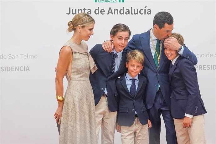 El Presidente de la Junta, Juanma Moreno, posa con su mujer, Manuela Villena, y sus hijos tras tomar posesión como presidente de la Junta de Andalucía de la XII legislatura a 23 de julio del 2022 en Sevilla