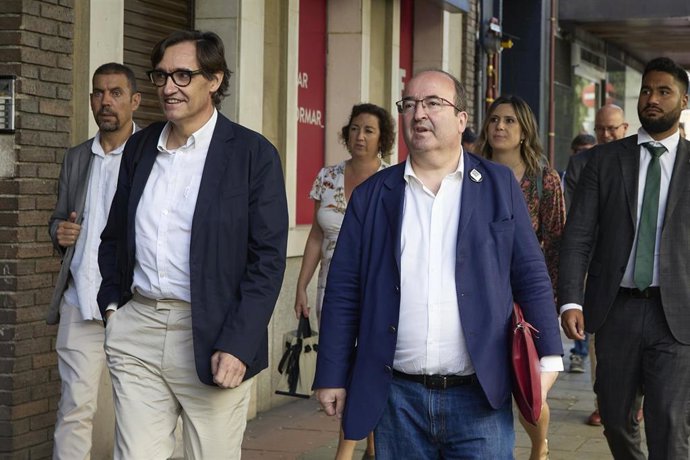 El primer secretario del PSC, Salvador Illa (i), y el ministro de Cultura y Deporte, Miquel Iceta (d), llegan al Comité Federal del PSOE en la sede del partido, a 23 de julio de 2022, en Madrid (España). El Partido Socialista se ha reunido para abordar 