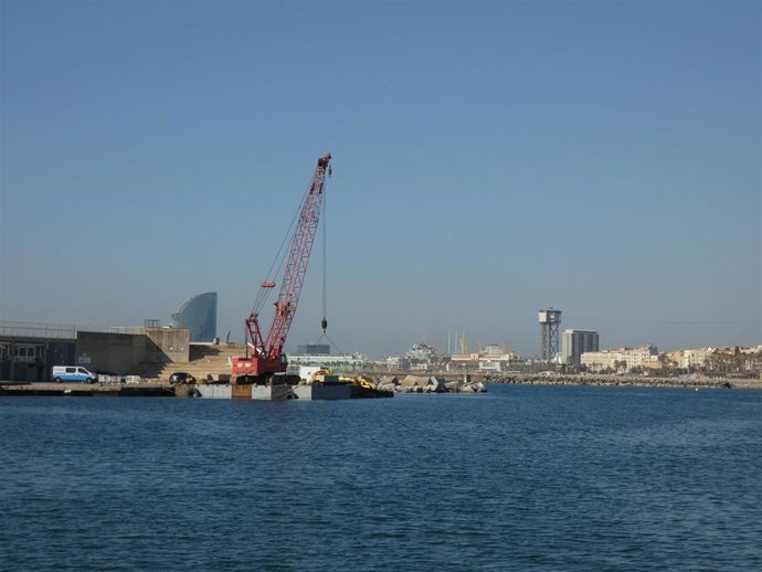 Grúa amarrada en el Muelle de Recer del Port Olímpic