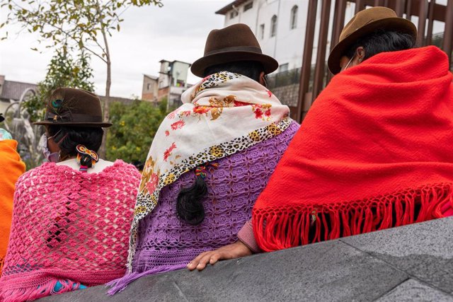 Archivo - Mujeres indígenas en Ecuador