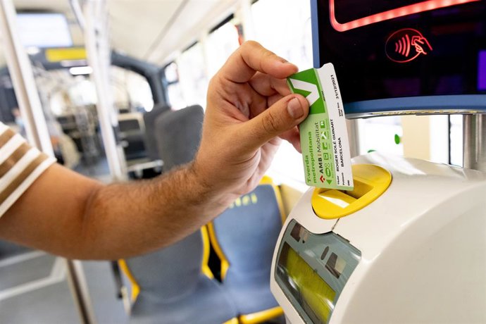 Archivo - Persona utilitzant la T-verda en el transport públic