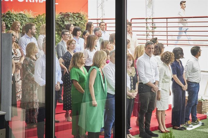 El presidente del Gobierno de España, Pedro Sánchez, en la foto de familia tras el Comité Federal del PSOE en la sede del partido, a 23 de julio de 2022, en Madrid (España). El Partido Socialista se ha reunido para abordar hoy cambios en los grupos parl