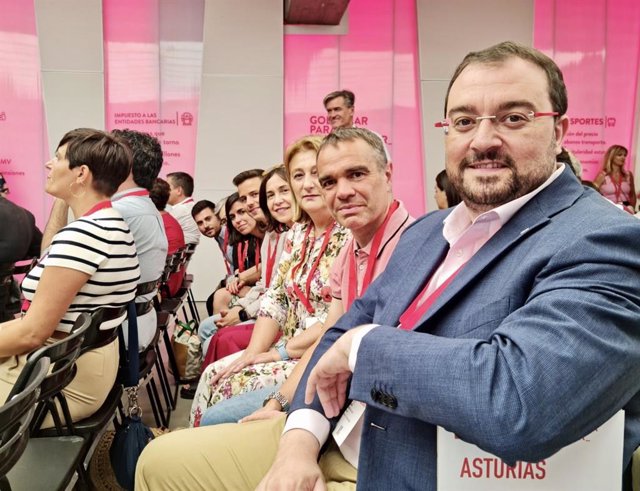 Adrián Barbón e Iván Fernández con el resto de representantes de la FSA-PSOE en el Comité Federal del PSOE