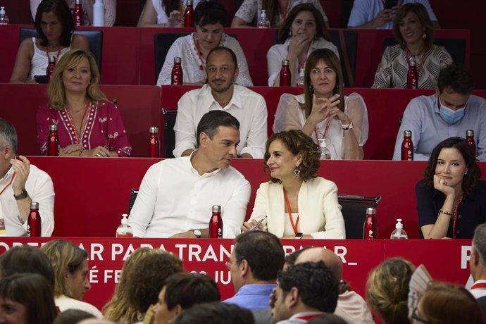 El presidente del Gobierno, Pedro Sánchez; y la ministra de Hacienda y Función Pública, María Jesús Montero (2d); hablan durante un Comité Federal del PSOE en la sede del partido, a 23 de julio de 2022, en Madrid (España). El Partido Socialista se ha re