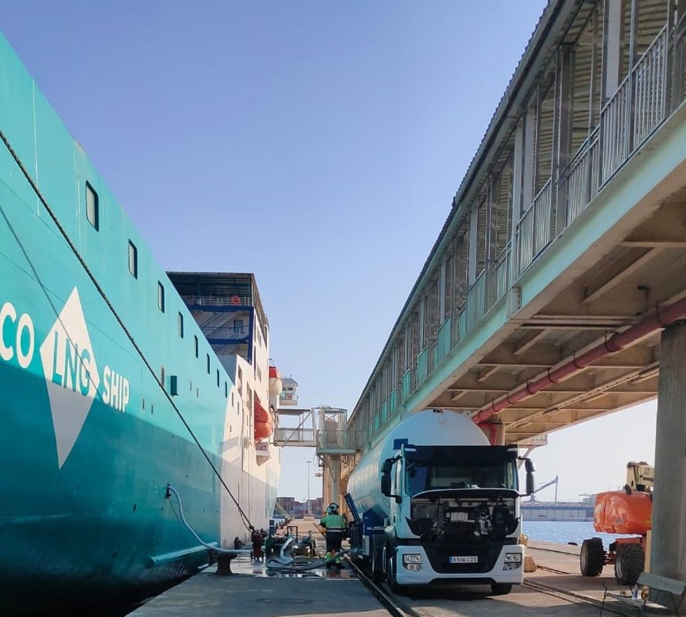 El ferri 'Nápoles' de Baleria reposta gas natural licuado en el Puerto de Almería.