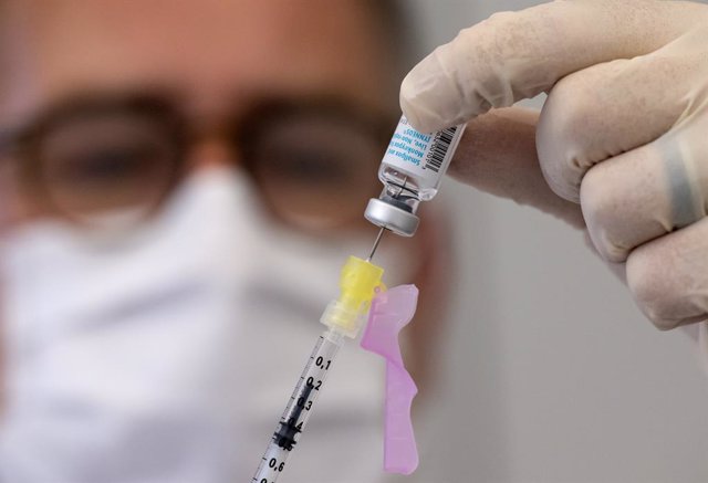 14 July 2022, Bavaria, Munich: An employee prepares a syringe with Bavarian Nordic's vaccine (Imvanex / Jynneos) against monkeypox at Klinikum rechts der Isar. Photo: Sven Hoppe/dpa