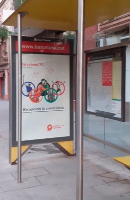 Un cartel de SCC en la marquesina de una parada de bus de Barcelona