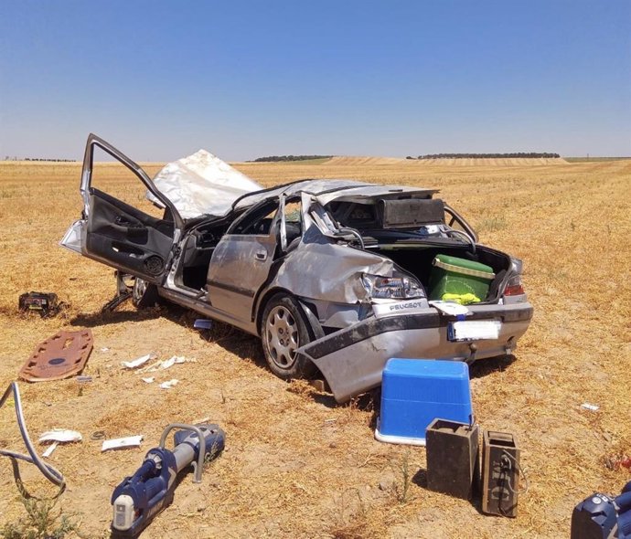 Foto del Twitter de Bomberos Provincia de Valladolid del vehículo accidentado este sábado en Villaverde de Medina (Valladolid)