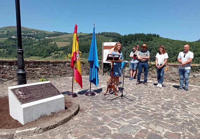 La consejera Ana Cárcaba en el homenaje al arqueólogo Francisco Jordá Cerdá organizado por el Ayuntamiento de Allande.