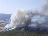 Efectivos del Infoca trabajan en un incendio forestal declarado en Siles (Jaén)