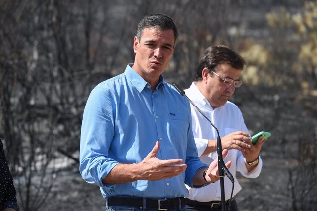 El presidente del Gobierno, Pedro Sánchez, responde a los medios durante una visita a las zonas afectadas por los incendios, en el cruce de acceso a Casas de Miravete en la antigua N-V, a 18 de julio de 2022, en Casas de Miravete, Cáceres, Extremadura 