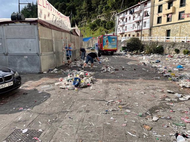 Limpieza de residuos en el Puerto de Elantxobe (Bizkaia)