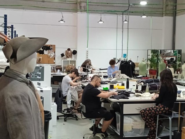 La sastrería de las estrellas: 22 naves de ropa en Madrid para vestir a actores de la 'Casa de Papel' y de 'Madres'.