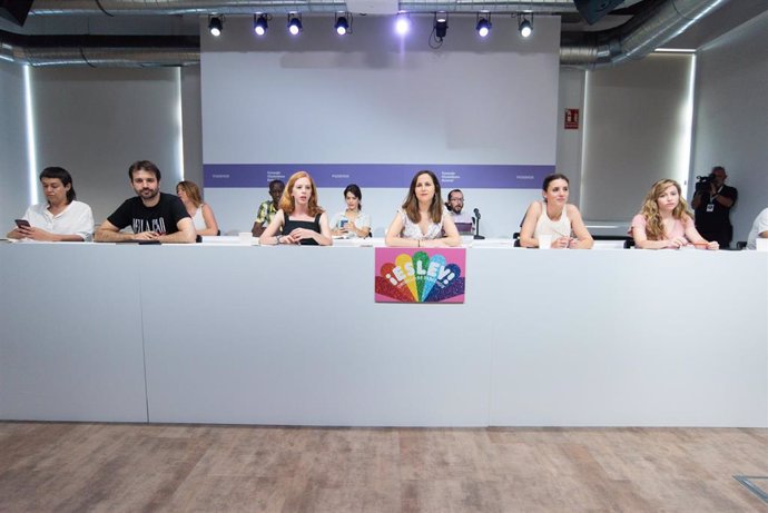 La secretaria de Organización de Podemos, Lilith Verstrynge (3i); la ministra de Derechos Sociales y Agenda 2030, Ione Belarra (4i); la ministra de Igualdad, Irene Montero (5i), y la secretaria de Acción Institucional de Podemos, María Teresa Díez (6i),