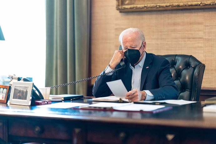 El presidente de Estados Unidos, Joe Biden, hablando por teléfono