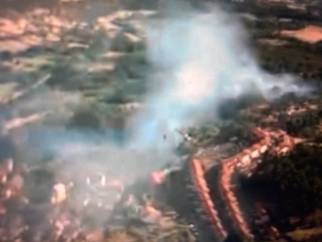 Imagen aérea del incendio en Madrigal de la Vera, donde se observa la cercanía del fuego a la localidad.