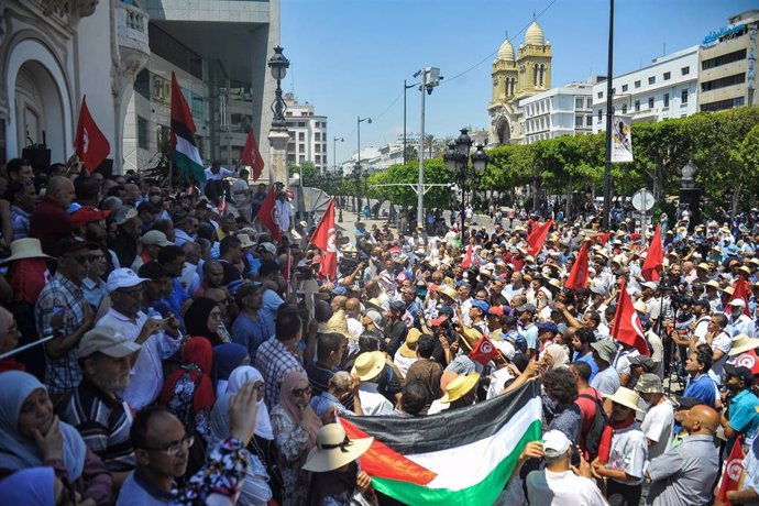 Archivo - Imagen de archivo de seguidores del Frente de Salvación Nacional durante una protesta contra el presidente de Túnez, Kais Saied