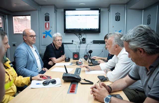 El presidente del Gobierno de Canarias, Ángel Víctor Torres, mantiene una reunión en el Puesto de Mando Avanzado (PMA) para conocer la evolución del incendio