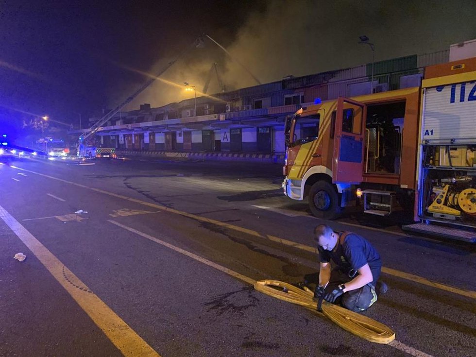 Bomberos Madrid trabaja en la extinción del incendio en Mercamadrid.