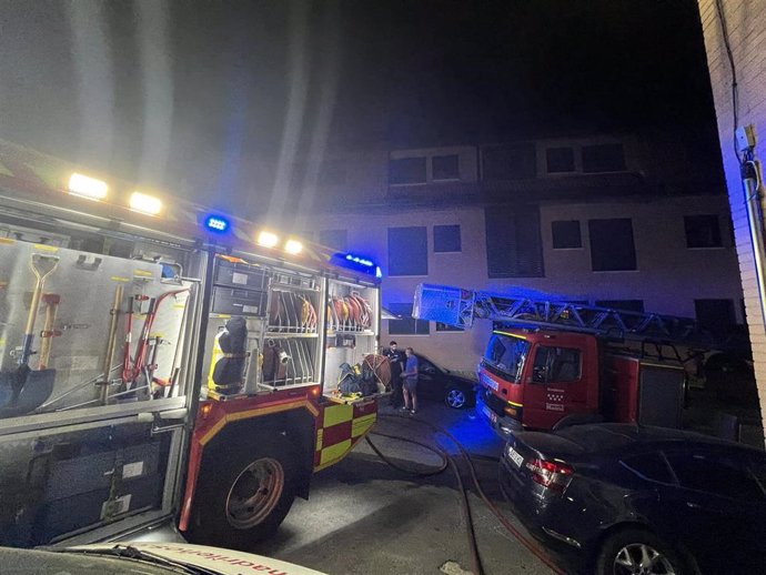 Imagen de archivo de Bomberos de 112 Comunidad de Madrid operando en una vivienda incendiada