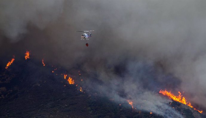 Archivo - Imagen de archivo de helicópteros de bomberos en una operación para extinguir un incendio en California.