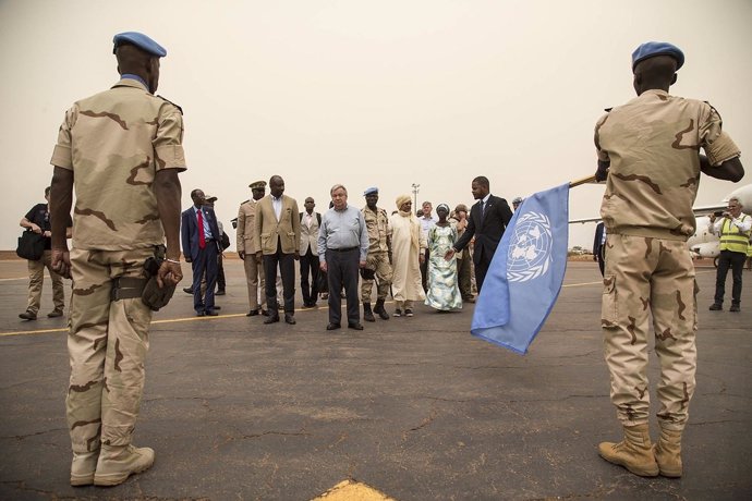 El Secretario General António Guterres pasa revista a la Misión Multidimensional Integrada de Estabilización de las Naciones Unidas en Malí