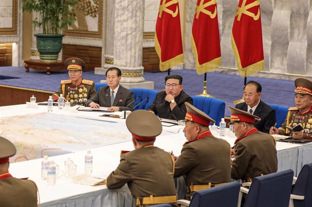 Archivo - El líder norcoreano, Kim Jong Un, y su cúpula militar