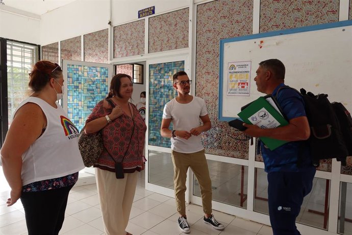 La vicepresidenta tercera y consejera de Acción Social del Cabildo de Tenerife, Marián Franquet, y el consejero delegado de Participación Ciudadana y Diversidad, Nauzet Gugliotta, visitan las instalaciones de Sonrisas del Suroeste