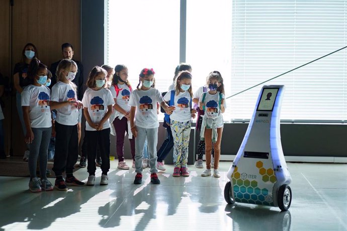 Archivo - El robot Marysol junto a un grupo de visitantes en el ITER