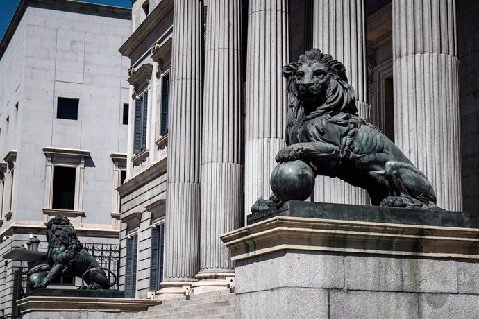 Archivo - Fachada del Congreso de los Diputados de Madrid con sus emblemáticos leones.