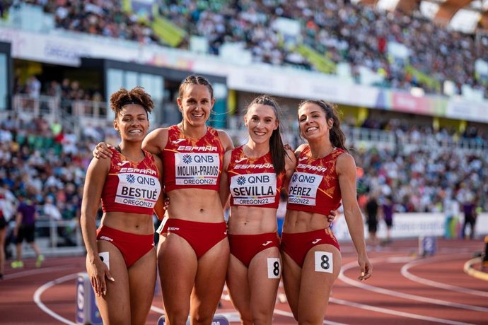 Maribel Pérez, Paula Sevilla, Jal Bestué y Sonia Molina-Prados, del Equipo Español, en la primera ronda de 4x100 metros durante el Campeonato del Mundo de atletismo al aire libre de Eugene.