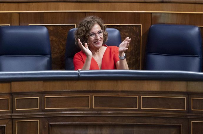 La ministra de Hacienda, María Jesús Montero, aplaude tras aprobarse el proyecto de ley de Memoria Democrática y dar luz verde a la reforma para permitir al Consejo General del Poder Judicial (CGPJ) nombrar a dos magistrados del Tribunal Constitucional,