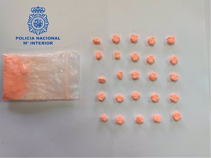 Pastillas de MDMA y bolsa con polvo color anaranjado incautada por la Policía Nacional al menor detenido en el Parc de Ses Estacions