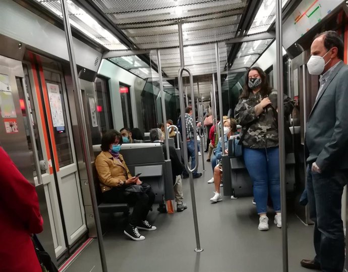 Archivo - Pasajeros en el Metro de Bilbao