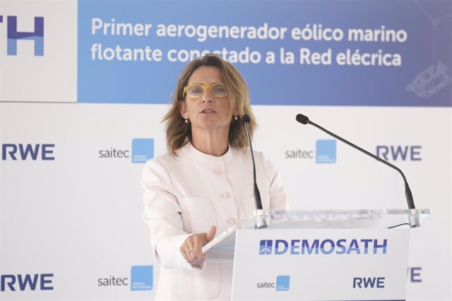 La vicepresidenta tercera del Gobierno y ministra para la Transición Ecológica y el Reto Demográfico, Teresa Ribera, interviene en el bautizo de la plataforma eólica marina flotante DemoSATH en Punta Sollana, a 20 de julio de 2022, en Bilbao