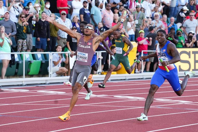 23 July 2022, US, Eugene: Canada's Andre De Grasse (C) celebrates after winning the Men's 4x100m relay final during the World Athletics Championships at Hayward Field, the University of Oregon in the United States. Photo: Martin Rickett/PA Wire/dpa