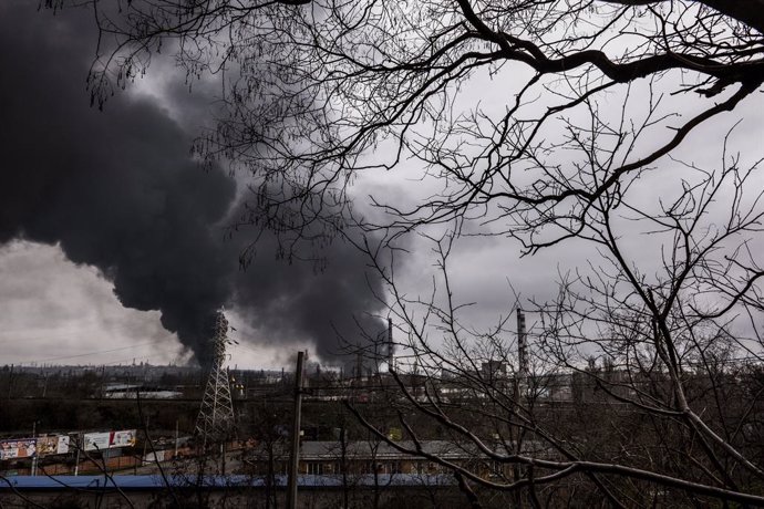 Archivo - Ukraine, Odessa   - April 3,  2022.Russia - Ukraine war. .Smoke rises after an air attack by Russian army missiles near the port of Odessa destroyed refineries and fuel depots,Image: 680065394, License: Rights-managed, Restrictions: * France, 