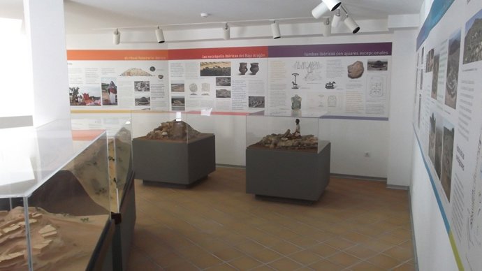 El Centro de Visitantes Mundo religioso y funerario Ibéricos está situado en la Oficina de Turismo de Caspe y forma parte de la Ruta de los Íberos del Bajo Aragón