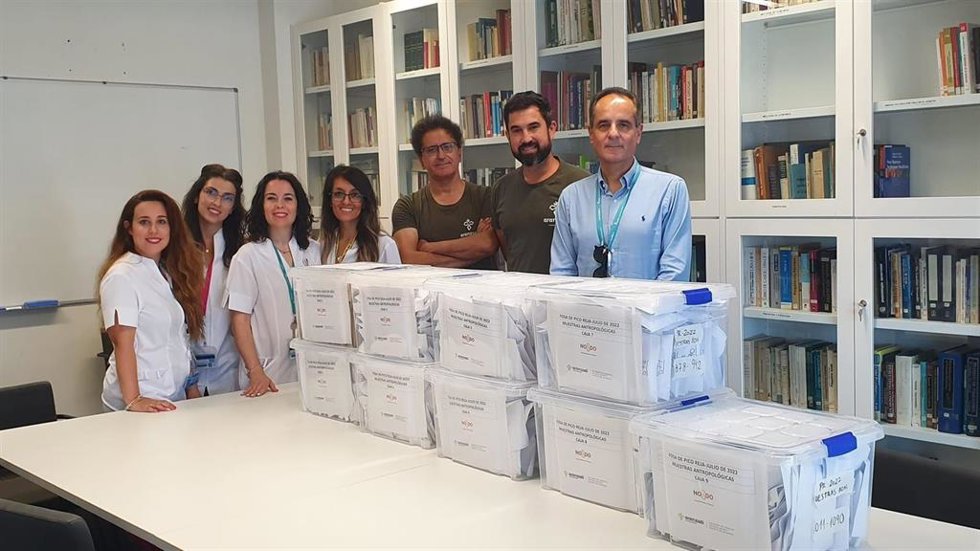 Entrega de muestras óseas de la fosa de Pico Reja