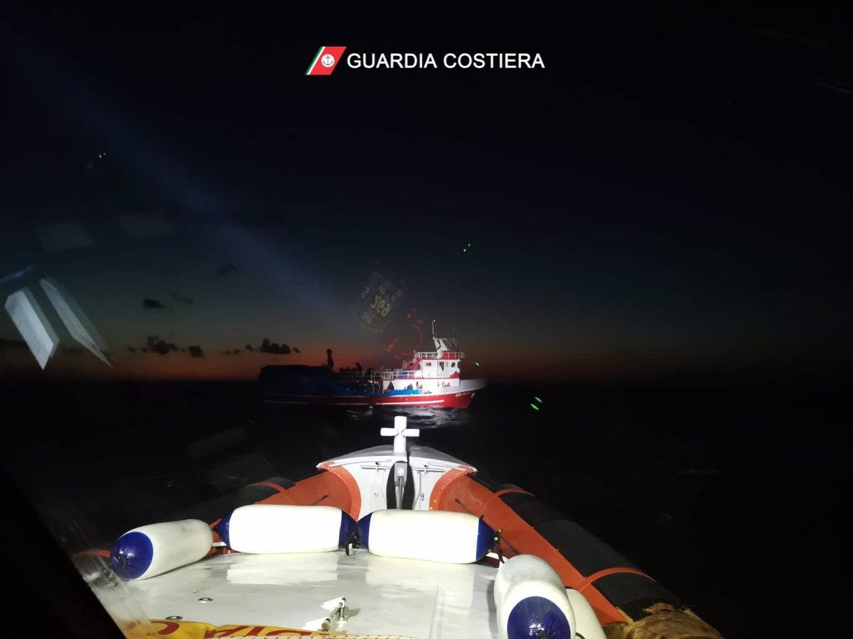 Europa.- La guardia costiera italiana soccorre oltre 670 migranti in un peschereccio alla deriva vicino alla Calabria