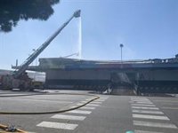 Los bomberos seguirán trabajando todo el día para terminar de extinguir los focos de calor activos en Mercamadrid