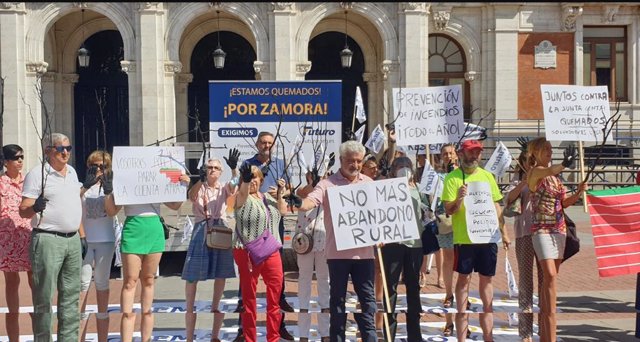 Concentración de unas 50 personas este domingo, 24 de julio, en la Plaza Mayor de Valladolid para pedir nuevas medidas "anuales y continuas" a la Junta de Castilla y León por los incendios en Zamora